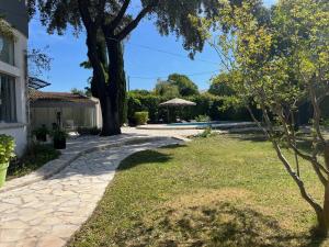 Villa bourgeoise avec piscine et salle de sport