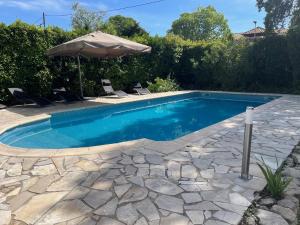 Villa bourgeoise avec piscine et salle de sport