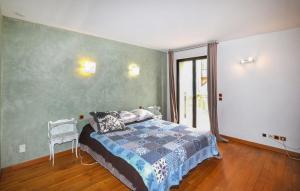 Maisons de vacances 5 Bedroom Amazing Home In Real : photos des chambres