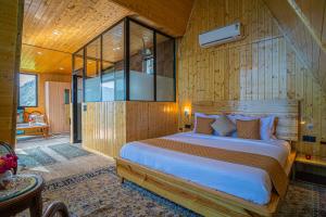 Echo By The Lakes Pet-friendly Retreat by the Lake With Game Zone & Garden