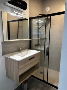 Appartements 3 pieces silencieux plein centre parking clim patio : photos des chambres