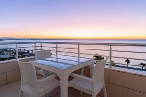 Heart of the city with unique views of the sea.