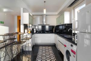 Heart of the city with unique views of the sea.