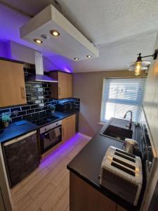 The BERRELL - a beautiful, bijoux 2-bed, 1min walk to Beach & 5min to Tower - Children from 11y, No Stag or Hen