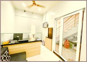 HOTEL TBS IN BANARAS STAY Near Kashi Vishwanath Temple - Fully Air Conditioned rooms,wifi And Lift And Resturant ,Parking Available