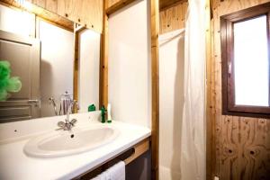 Campings Camping - Piscine - ccbaifd : photos des chambres