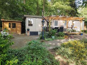 Chalet met veranda aan bosrand