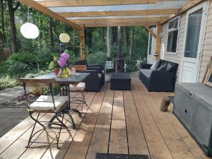 Chalet met veranda aan bosrand