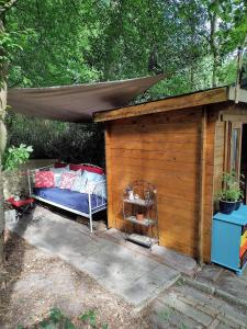 Chalet met veranda aan bosrand