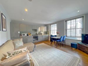 Pass the Keys Central 2 Bed 2 Bath Duplex