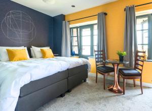 Home near city center - new bathroom & hotel bed