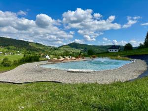 Stodoły Modyń - Domki w Beskidzie Wyspowym - staw kąpielowy, balia, sauna, grota solna - widok na góry