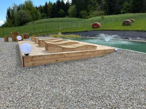 Stodoły Modyń - Domki w Beskidzie Wyspowym - staw kąpielowy, balia, sauna, grota solna - widok na góry