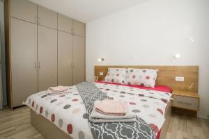 Charming Vrsi Croatia Apartment with Pool and Mountain Views