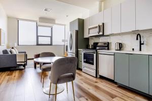 Blueground MacArthur Park pool nr Wilshire Blvd LAX-1352