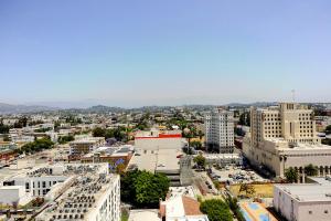 Blueground MacArthur Park pool nr Wilshire Blvd LAX-1352