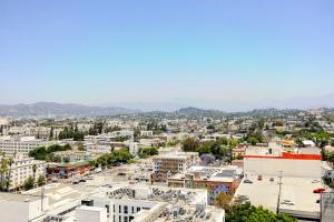 Blueground MacArthur Park pool nr Wilshire Blvd LAX-1352