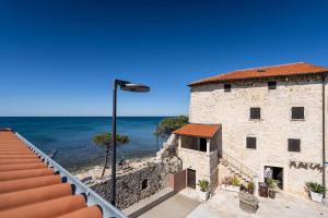 Studio Maestral by Briskva