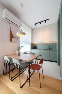 The Minted Wood - Stylish 2-Bedroom Apartment with Parking