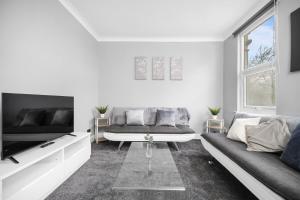 Stylist and Cosy 2 bed Apartment LongStay Parking Sleeps 4 WiFi