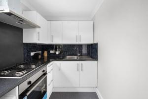 Stylist and Cosy 2 bed Apartment LongStay Parking Sleeps 4 WiFi