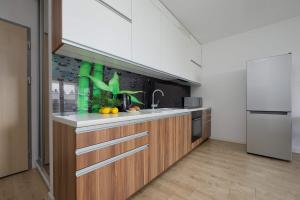 Modern Apartment in Warsaw with Underground Parking by Noclegi Renters