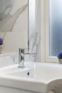 Studio in the Heart of Sohos Nightlife 3rd floor no lift GS3