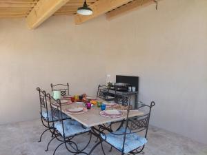 Maisons de vacances Comme un Dimanche, piscine privee avec jardin : photos des chambres