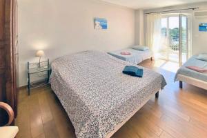 Les jasmins piscine proche mer jardin