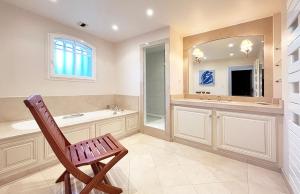 Les jasmins piscine proche mer jardin