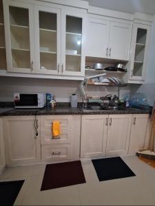A1 1 Bedroom 2 Queen Size Beds Apartment Transient House near USEP Obrero Abreeza Mall