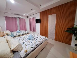A1 1 Bedroom 2 Queen Size Beds Apartment Transient House near USEP Obrero Abreeza Mall