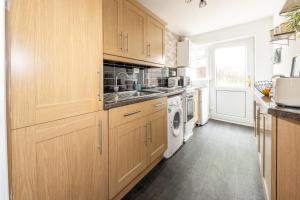 Executive One Bedroom Maisonette - Garden Access & Free Parking - Prime Location