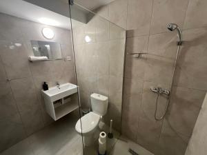 Iza-Szondi Homes