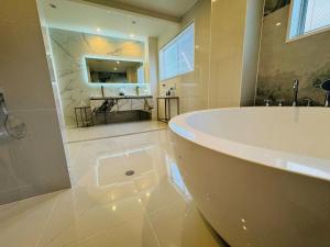 Luxury Hills 1500ｍ2超絶景パティオ サウナ BBQ 駐車場4台 プール ペット 空港そば