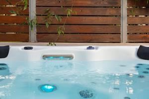 Casa Dionysia - New Lux 2Br with Jacuzzi near Maleme Beach