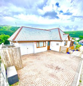 Portreath House, Luxury, Private Hot tub, 3 Bedrooms, free Parking & short walk to Surf Beach