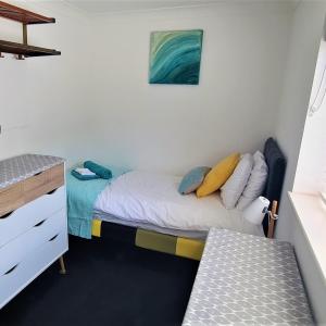 Portreath House, Luxury, Private Hot tub, 3 Bedrooms, free Parking & short walk to Surf Beach