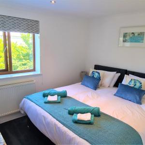Portreath House, Luxury, Private Hot tub, 3 Bedrooms, free Parking & short walk to Surf Beach