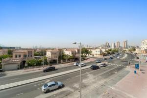 FIRST CLASS Studio Contemporary Living in JVT