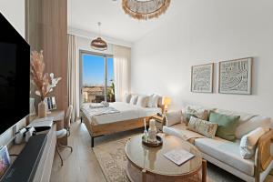 FIRST CLASS Studio Contemporary Living in JVT