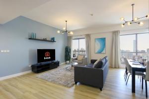 Sleek 2BR w Marina Skyline Views - Dubai Marina