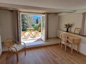 Chambre spacieuse vue sur le Ventoux