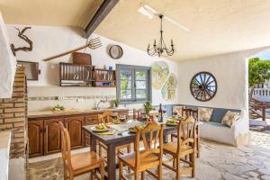 Villa Colmena by Villa Plus