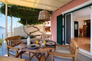 Villa Floisvos Desimi by Villa Plus