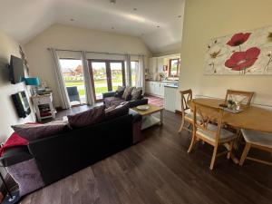 Lily Lodge-Tranquil-Hot Tub-Fishing-7m to beach