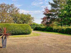 Larks Rise - Large Farm House Bungalow with Gardens & Field