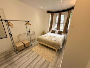 Zen-Inspired Flat - Easy Access to Central Reading