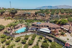 Huge Villa with Stunnig Pool