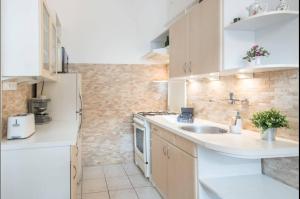 Little Americas Malibu Apartment
